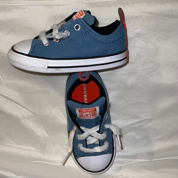 Toddler size 7 converse in blue - Picture 1 of 4